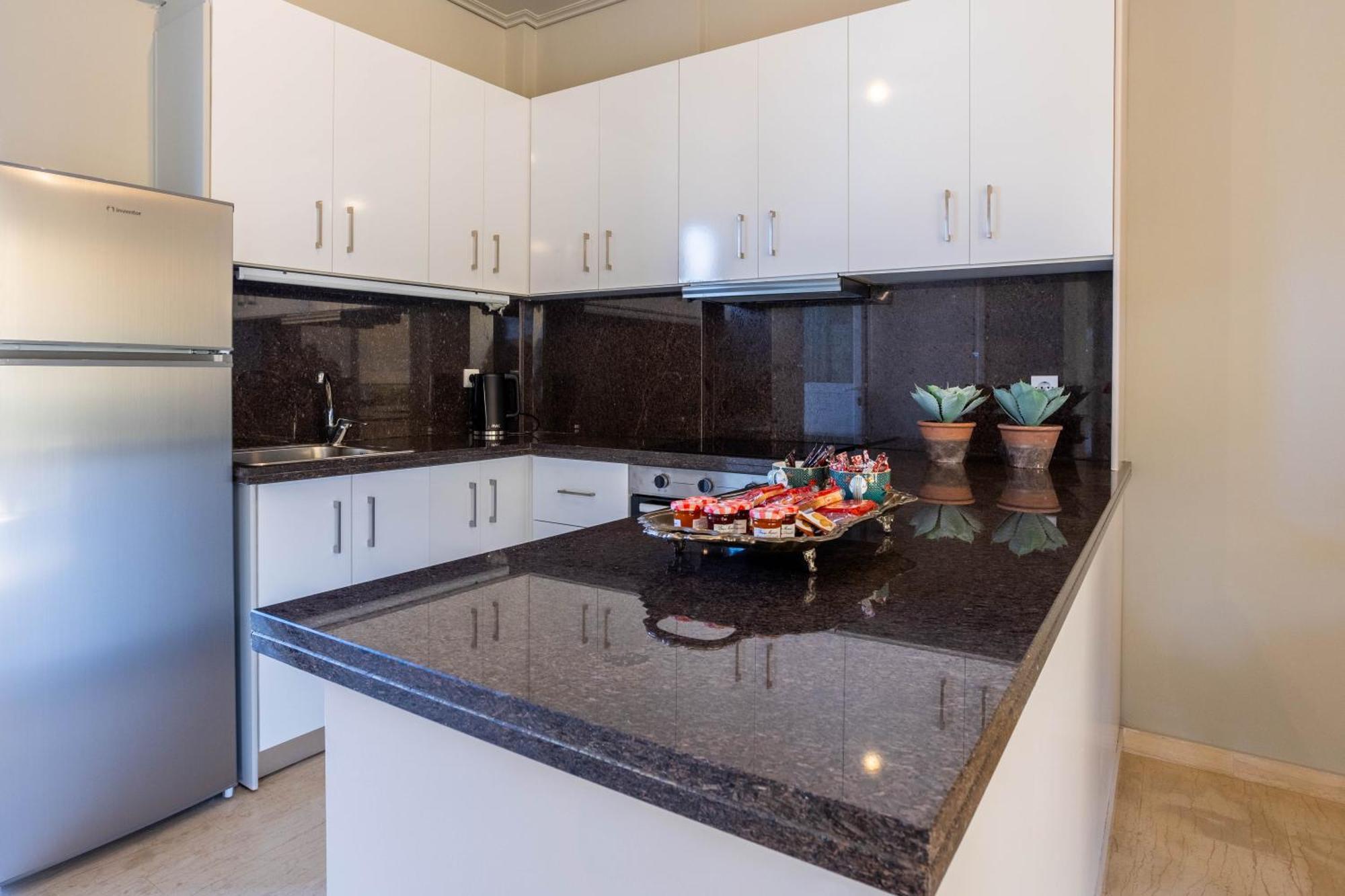 Villy'S Comfort Zone Apartments Kalamata Exterior photo